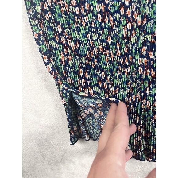 Dressed in LALA Louie Luxe Pleated Top Sz S in Wildflower Ditzy Floral Fairy - Picture 4 of 10